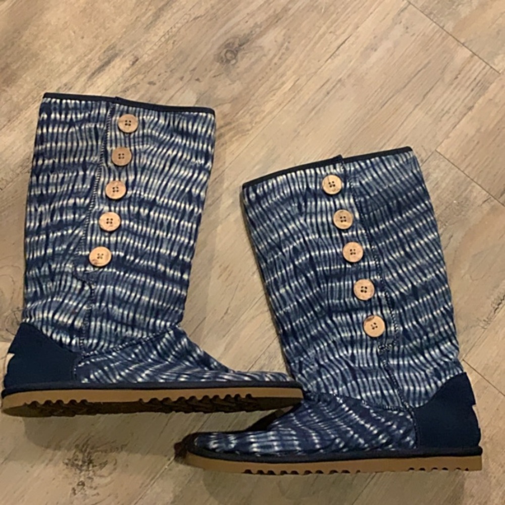 UGGS size 8 Blue